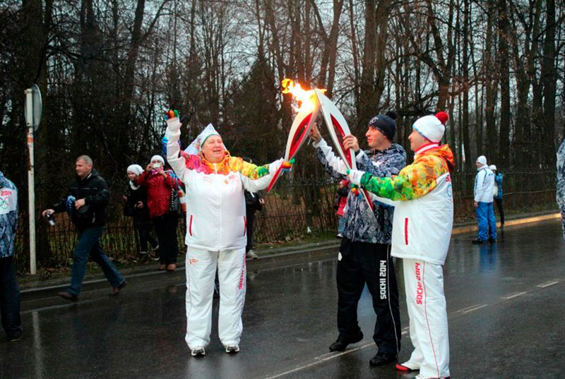 С Олимпийским огнем